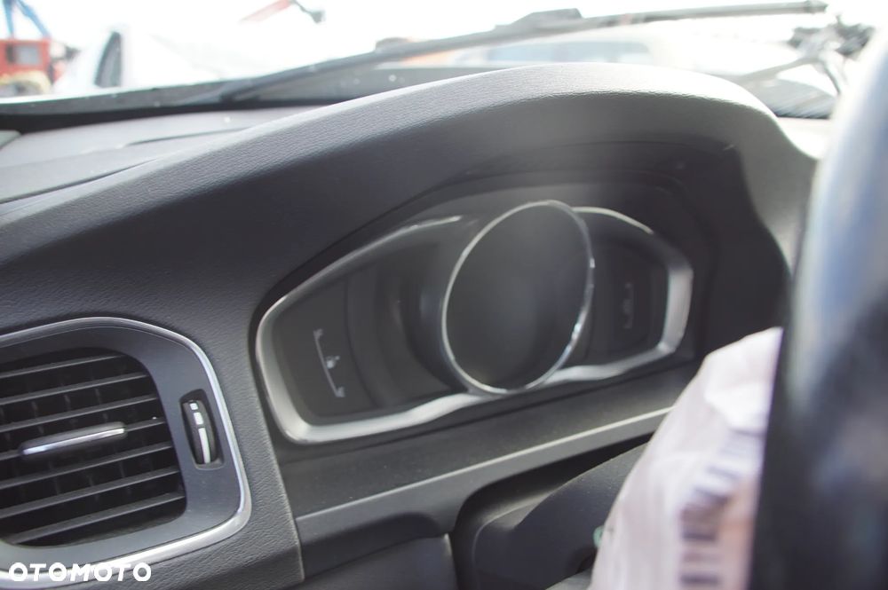 Auto na części - Volvo V60 I Lift R-Design 2.0 D2 120 KM D4204T8 M66 714 2015R Silnik Skrzynia Drzwi Szyba Lusterko Zderzak Klapa Lampa Sterownik Moduł Czujnik Deska Kokpit Licznik Wyświetlacz - 6