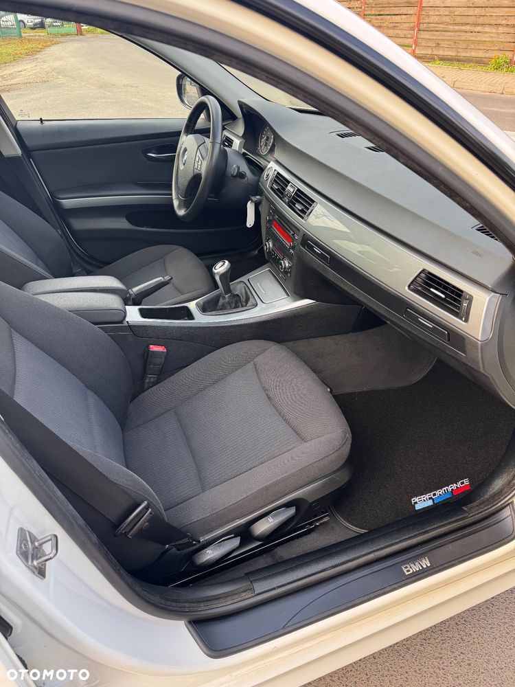 BMW Seria 3 318d DPF Edition Exclusive - 15