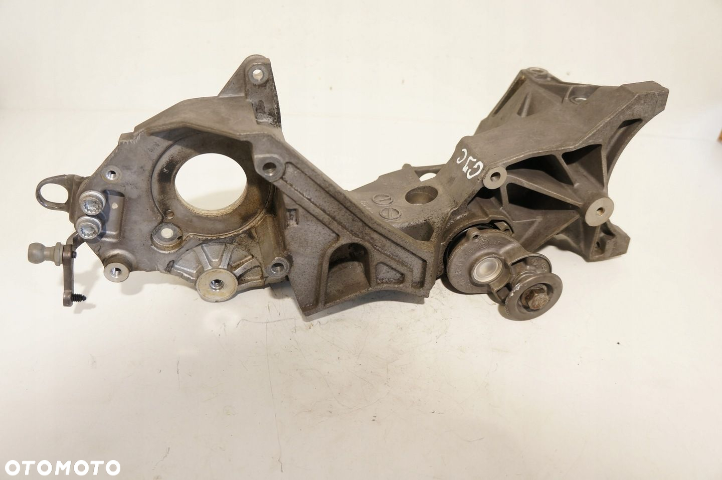 ŁAPA WSPORNIK ALTERNATORA AUDI A6 C7 EXEO 2,0TDI 03L903143R - 2