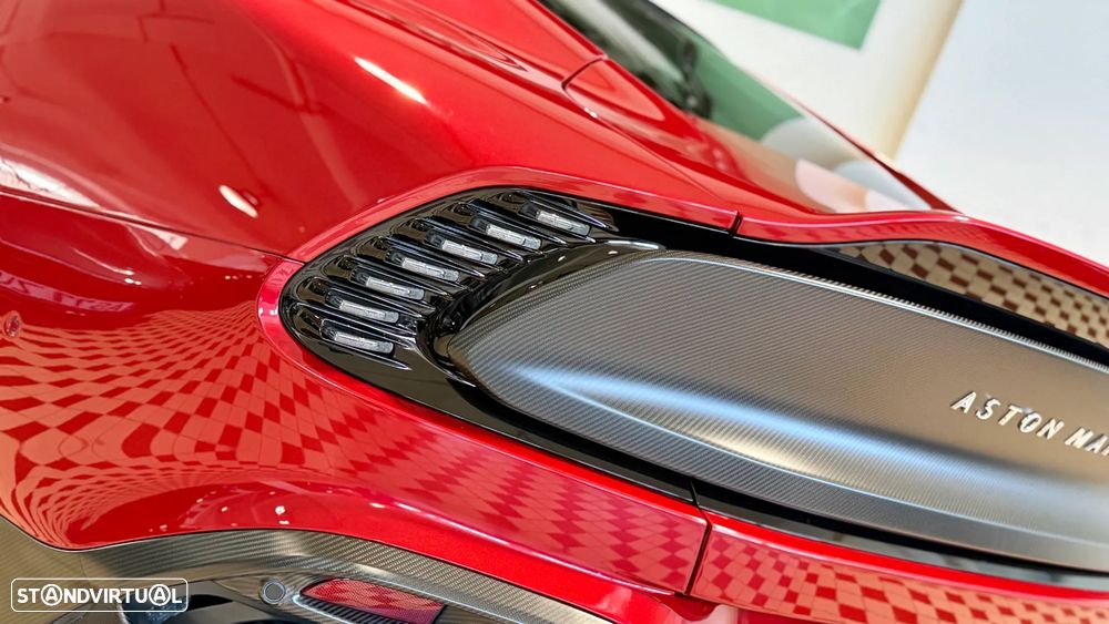 Aston Martin Vanquish V12 - 16