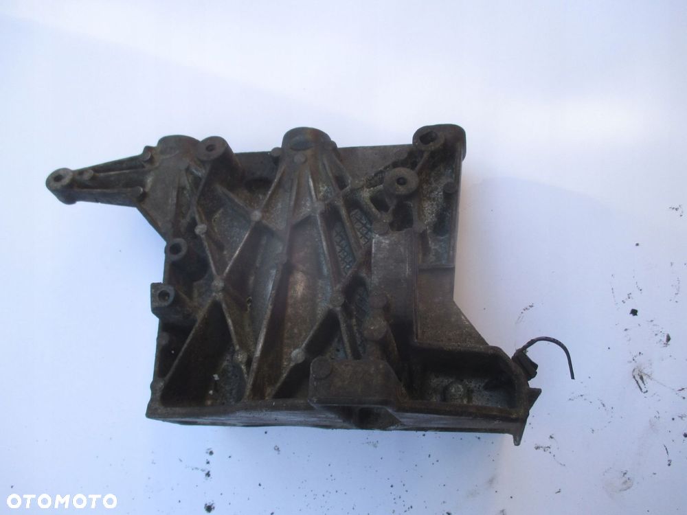 łapa mocowanie 8200798760 trafic vivaro 2.0 dci