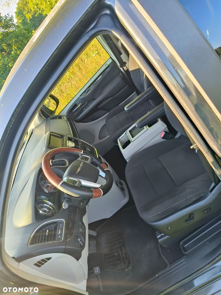Chrysler Town & Country - 26