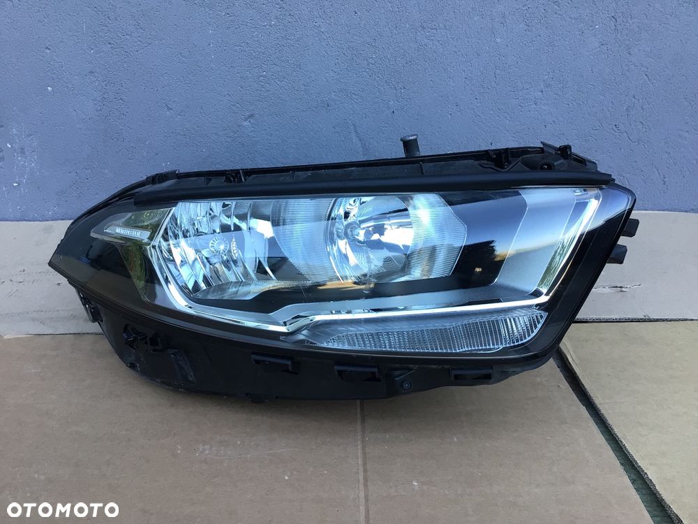 Lampa przednia prawa Mercedes A-klasa 177