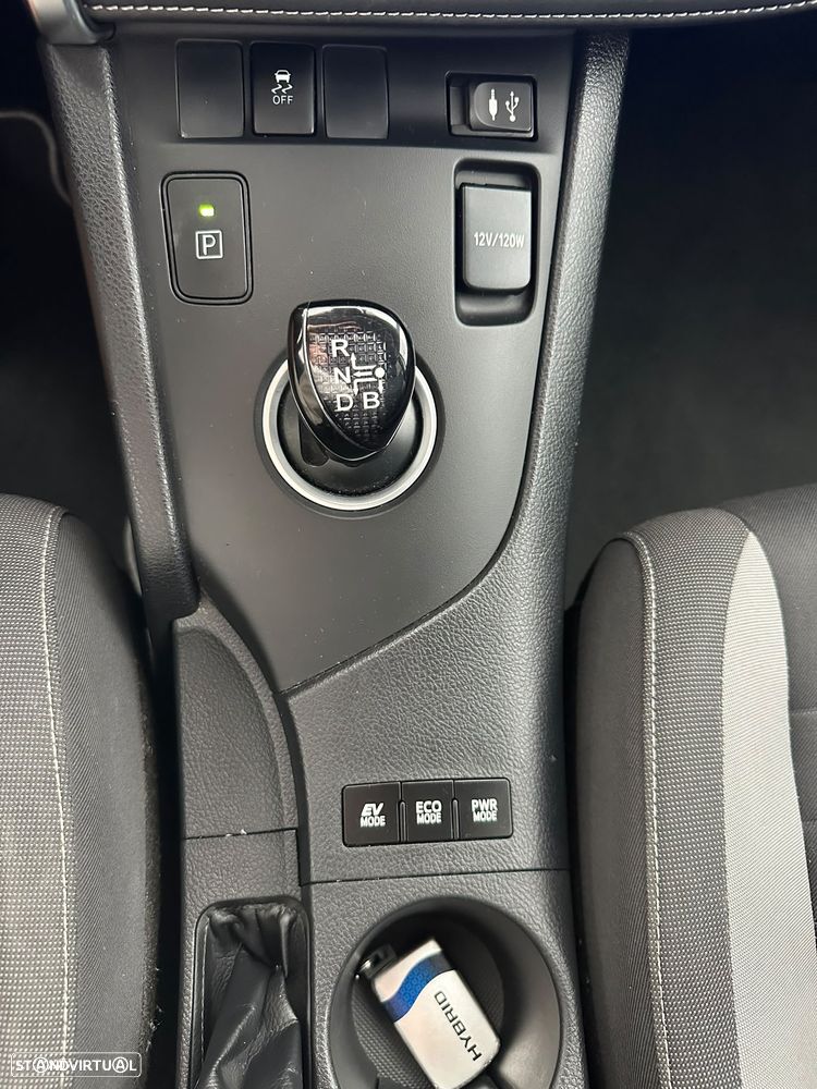 Toyota Auris Touring Sports 1.8 HSD Comfort - 19