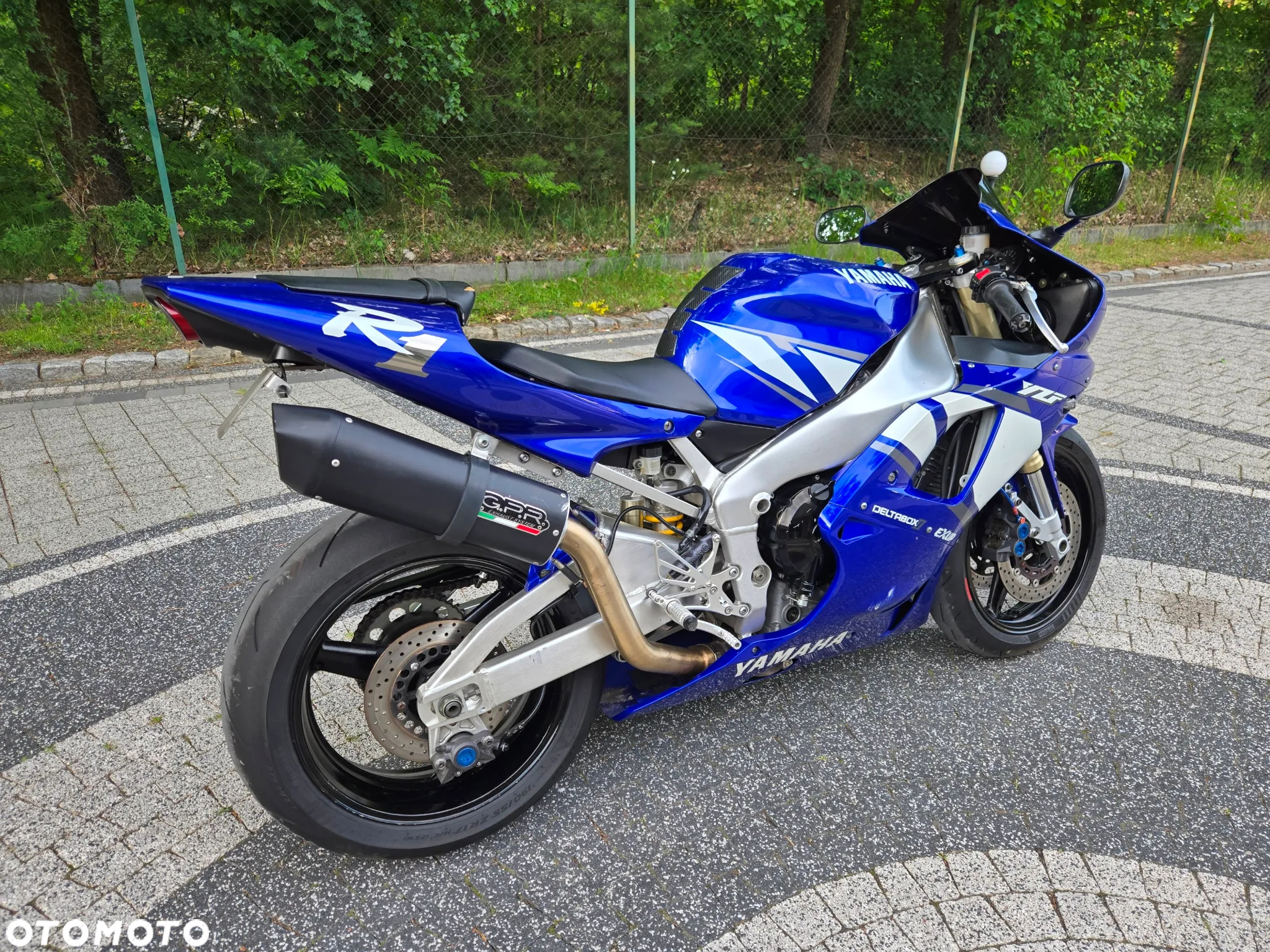 Yamaha R1 - 6