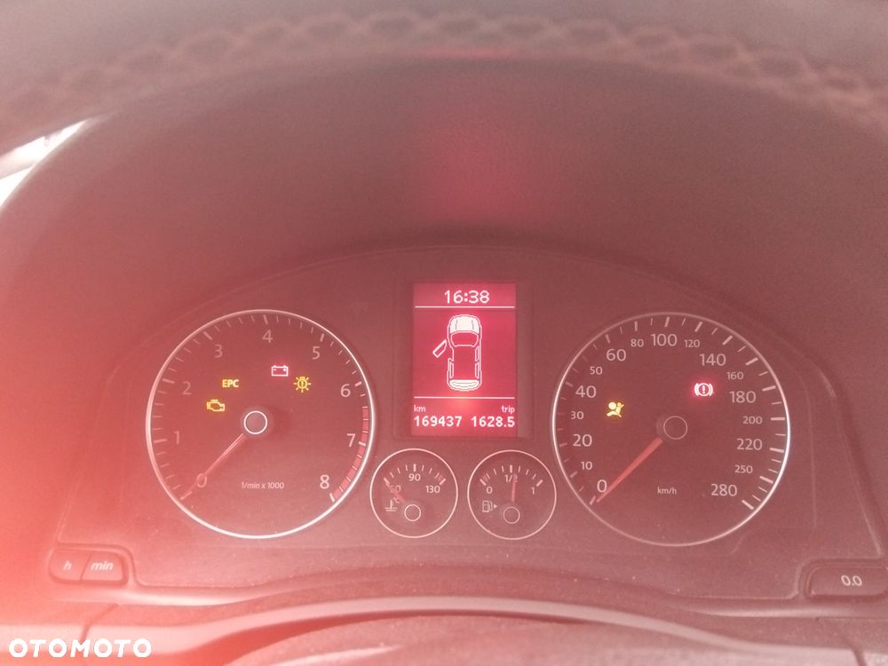 VW Scirocco z silnikiem 1,4 TSI Ozn. CAVD i skrzynią manualną 6 b ozn. KWB lakier kod LR5Z - 7