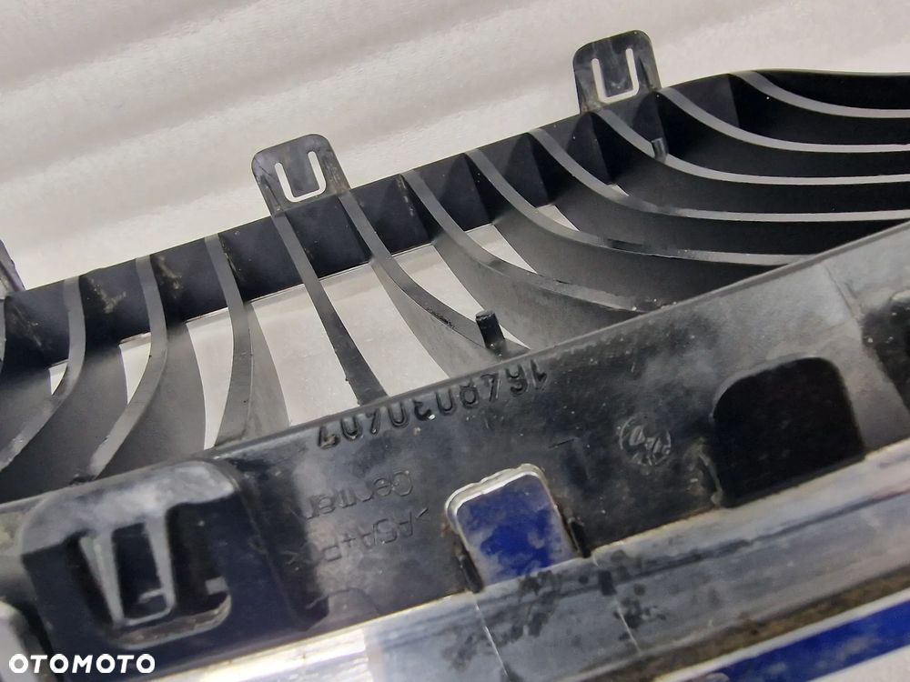 BMW E90 / E91 / E92 05- LEWA NERKA / ATRAPA / GRILL PRZEDNI PRZÓD Z CHROMOWANYMI PIONOWYMI PASECZKAMI ( ŻEBERKAMI ) , NR 1648030407 / 224059-10 / 224059 , NR AUKCJI GL188 - 9