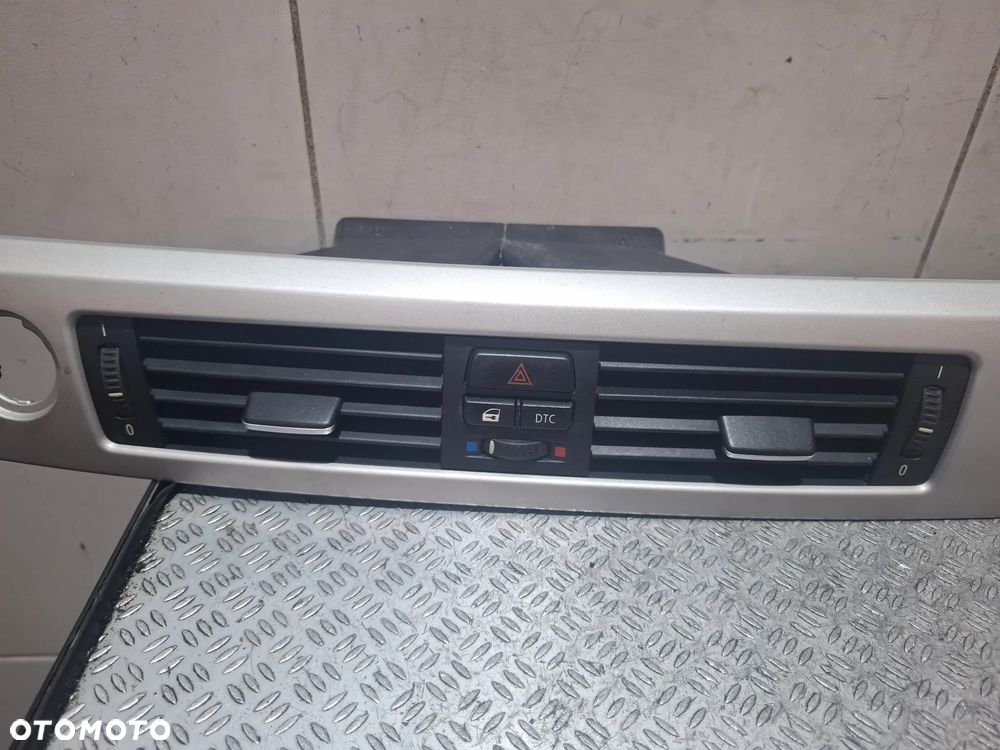Listwa konsoli środkowa kratka nawiewu Europa BMW E90 E91 rok 2009 lift nr 9201023 - 2