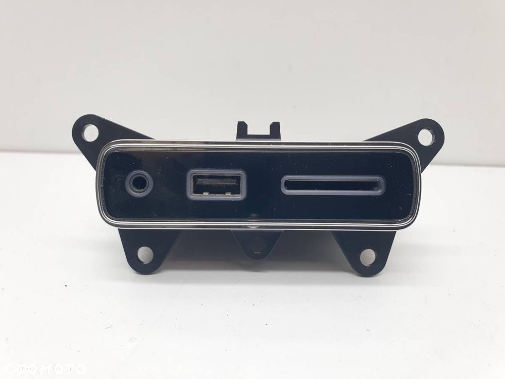 GNIAZDO PORT USB JEEP GRAND CHEROKEE IV WK2 68141322AA ORYGINAŁ - 1