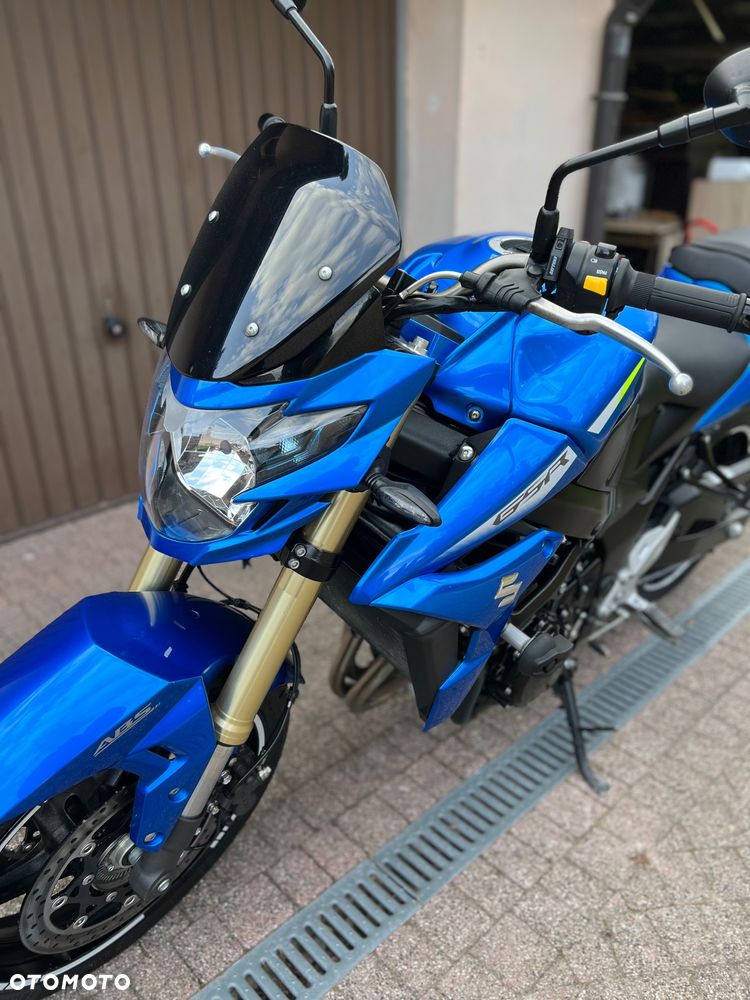 Suzuki GSR - 18