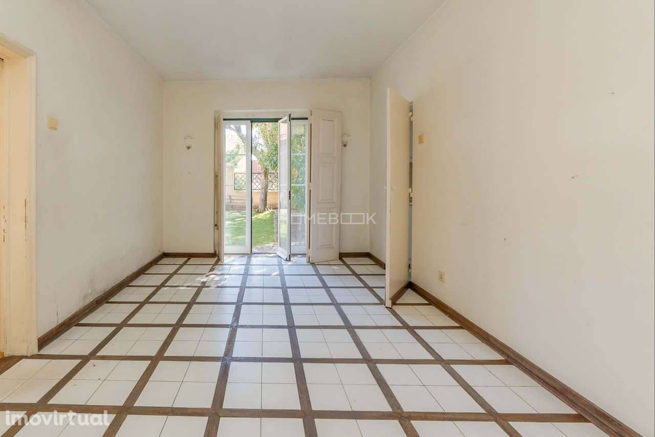 Moradia T8, com amplo jardim, para remodelar ou requalificar - Grande imagem: 4/53