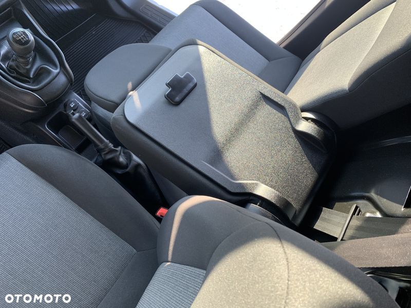 Fiat DOBLO VAN 3 osobowy VAT-1 Homologacja cięż. MOCNY SILNIK 1.6 MultiJet, 105KM Emisja spalin Euro6, Skrzynia biegów 6-cio stopniowa! ORYGINALNA ZABUDOWA PAKI, BOCZNE DRZWI PRZESUWNE, RADIO Z EKRANEM DOTYKOWYM , MULTIFUNKCYJNA KIEROWNICA - 22