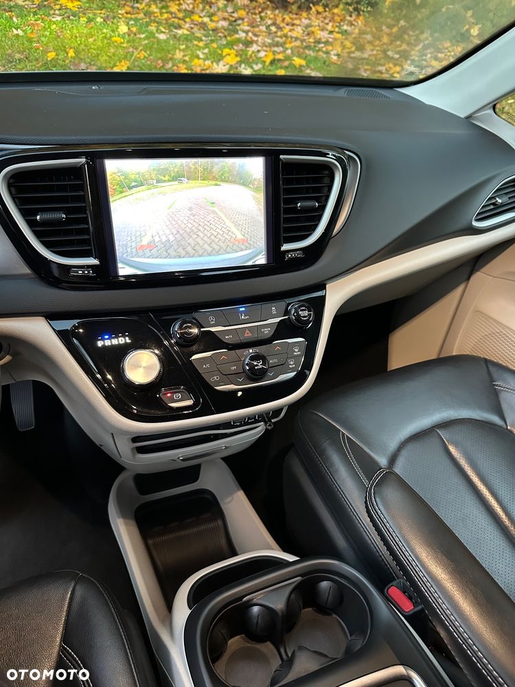 Chrysler Pacifica - 11