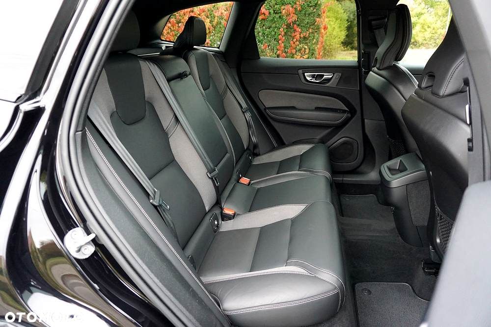 Volvo XC 60 B4 D Plus Dark - 26