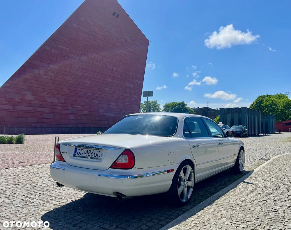 Jaguar XJ XJ8 4.2 LWB Executive - 17