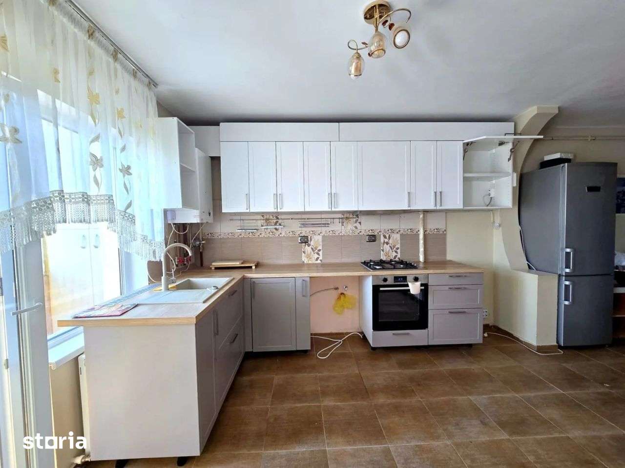 Apartament cu 3 camere,etaj 1, zona Sesul de sus — fotografia 3