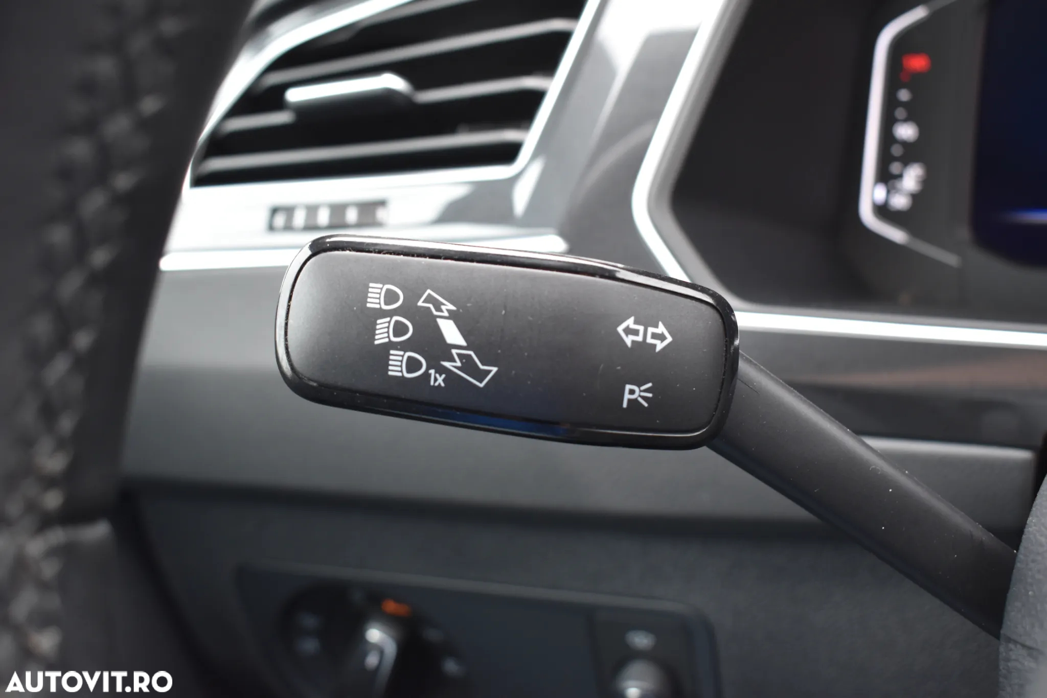 Volkswagen Tiguan 2.0 TDI SCR 4MOTION DSG Elegance - 23