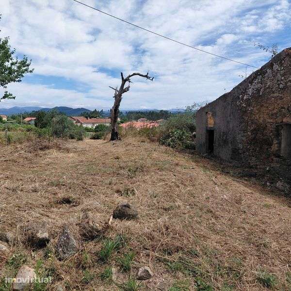 Terreno com casa ruinas. Arega - Grande imagem: 3/10