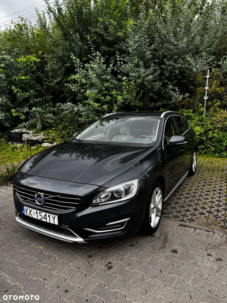 Volvo V60 D6 AWD Plug-in Hybrid R-Design Summum - 1