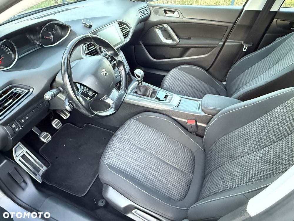 Peugeot 308 - 8