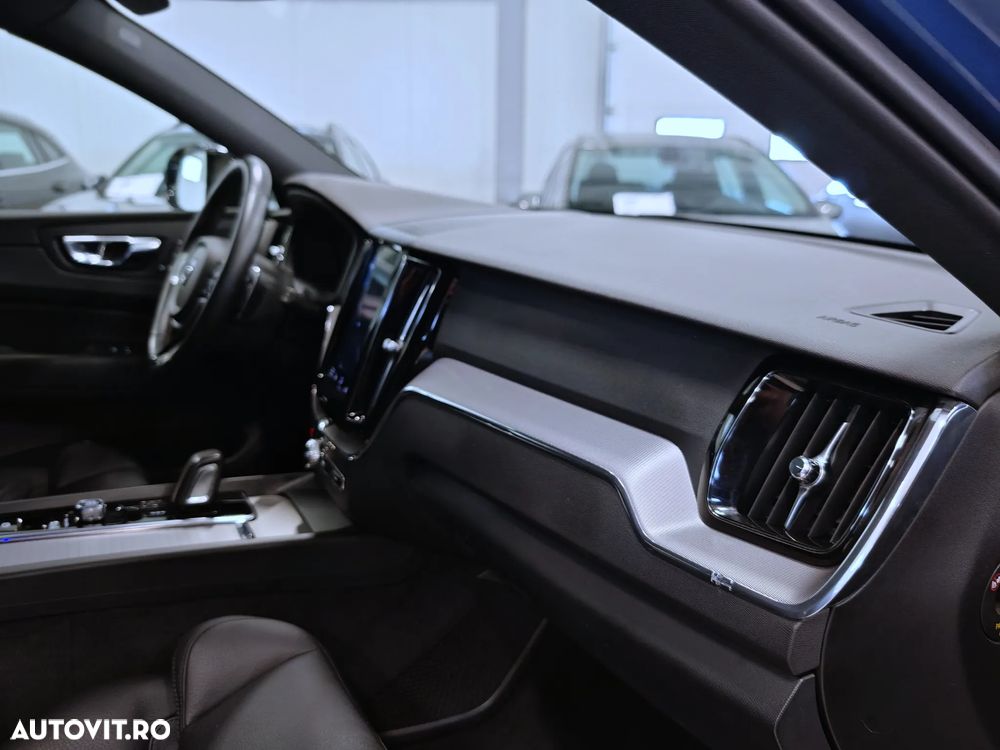 Volvo XC 60 B5 MHEV AWD R-Design - 11