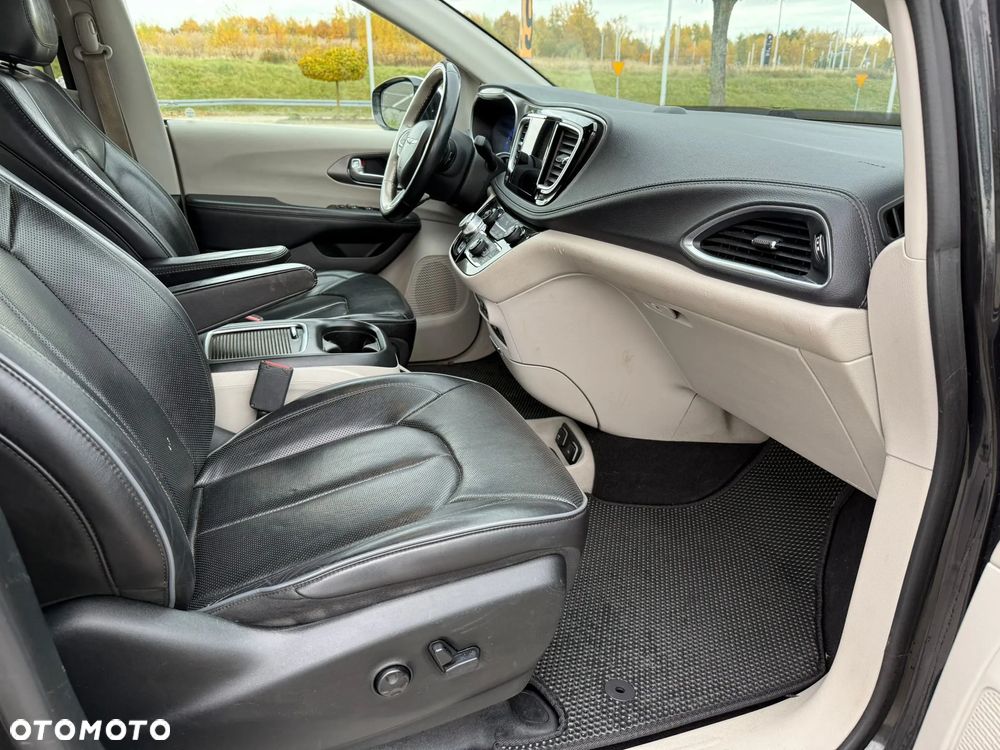 Chrysler Pacifica - 12