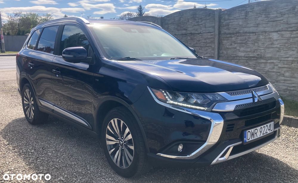 Mitsubishi Outlander - 2