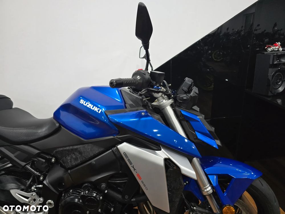 Suzuki GSX - 23