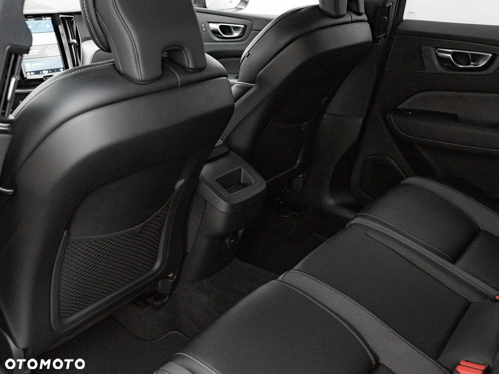 Volvo XC 60 B4 B Plus Dark - 24