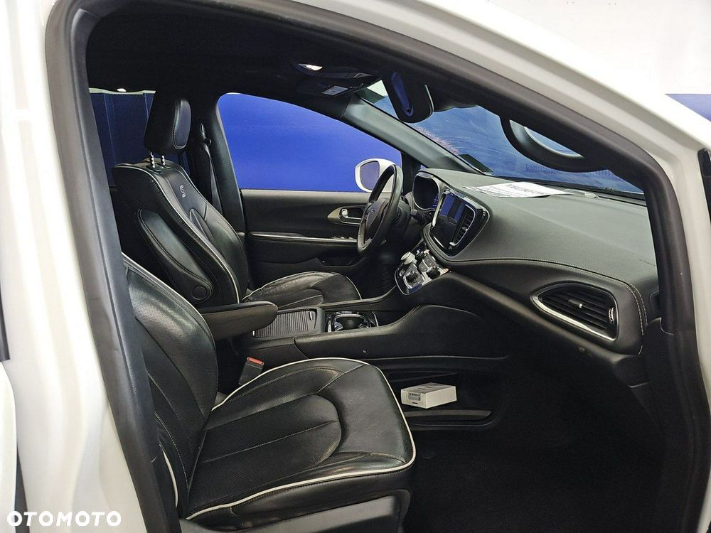 Chrysler Pacifica - 11