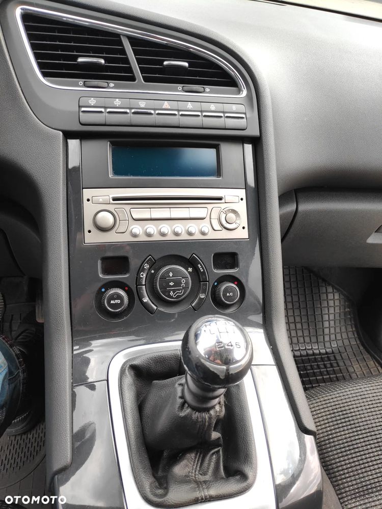 Peugeot 5008 1.6 THP Family - 12