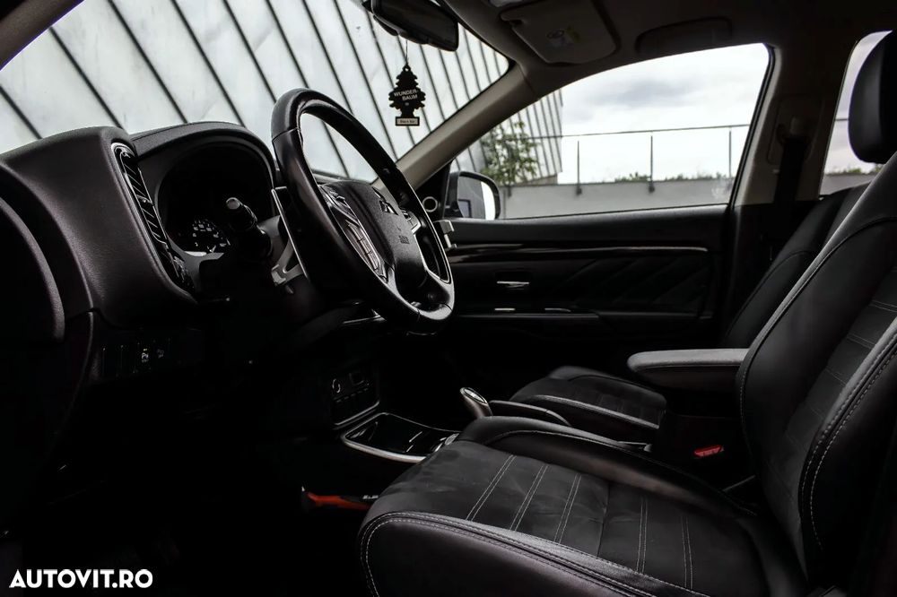 Mitsubishi Outlander 2.0 4WD Plug-In Hybrid Top - 16