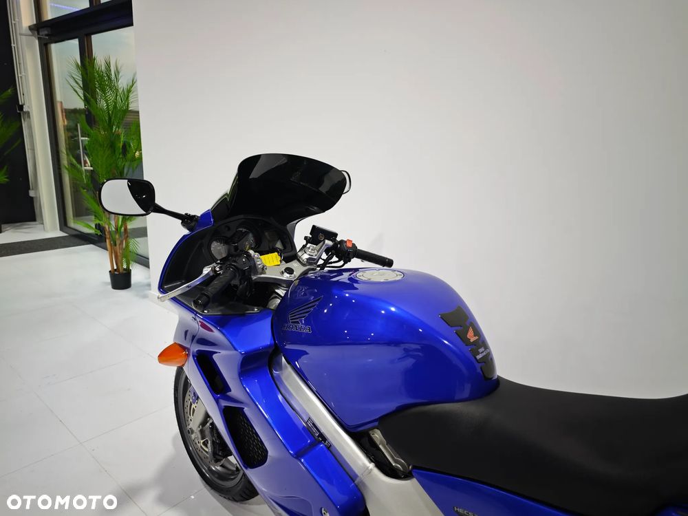 Honda VFR - 16