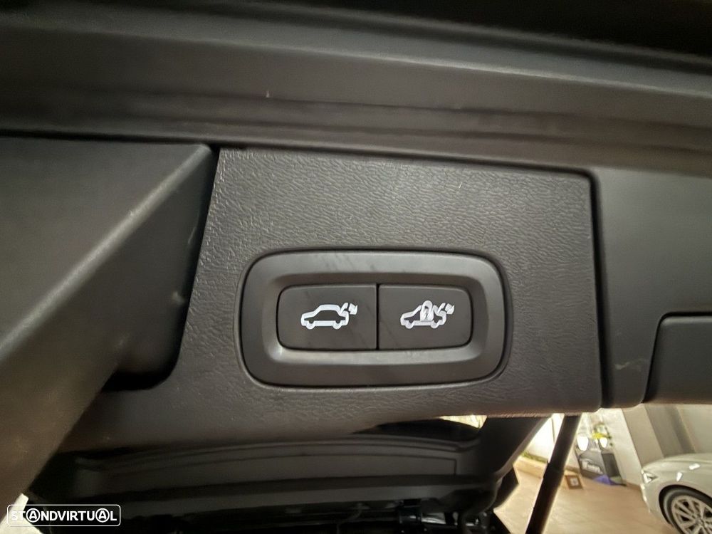 Volvo XC 60 2.0 B4 Plus Dark - 26