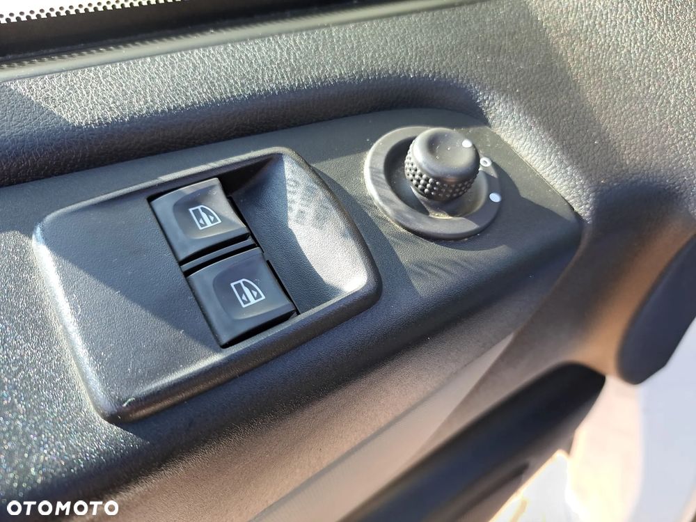 Renault Trafic Brygadowy 6 osób - 16