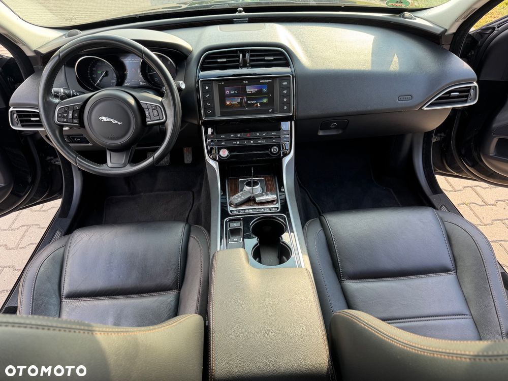 Jaguar XE 2.0 D AWD Prestige - 33