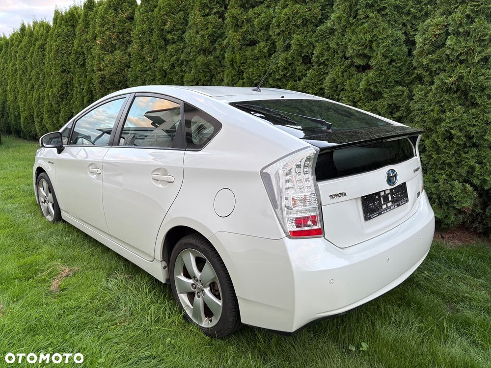 Toyota Prius (Hybrid) - 4