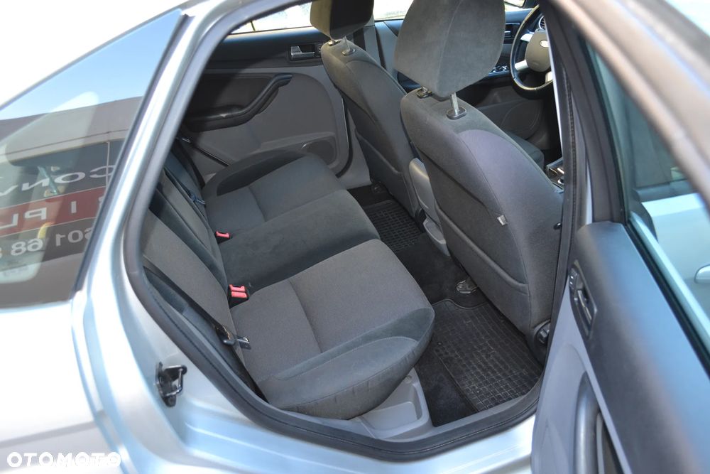 Ford Focus 2.0 TDCi Ghia - 23
