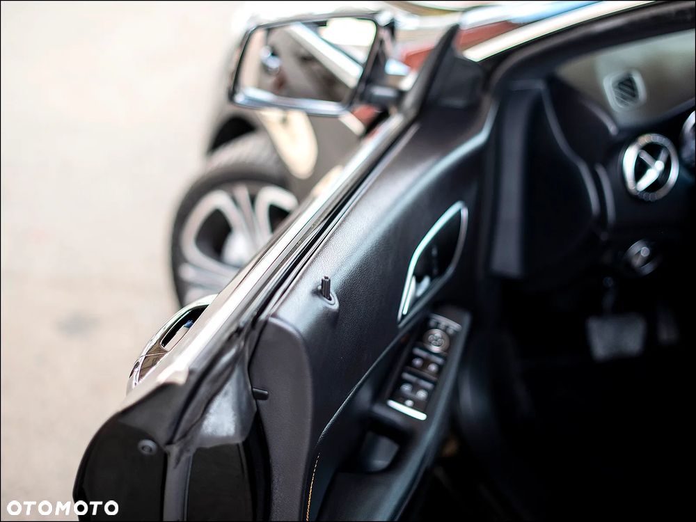 Mercedes-Benz CLA 180 7G-DCT Urban - 14