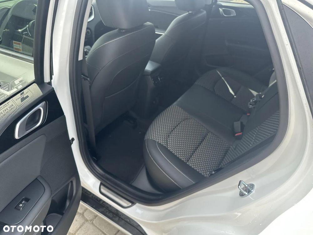 Kia XCeed 1.5 T-GDI Business Line DCT - 14