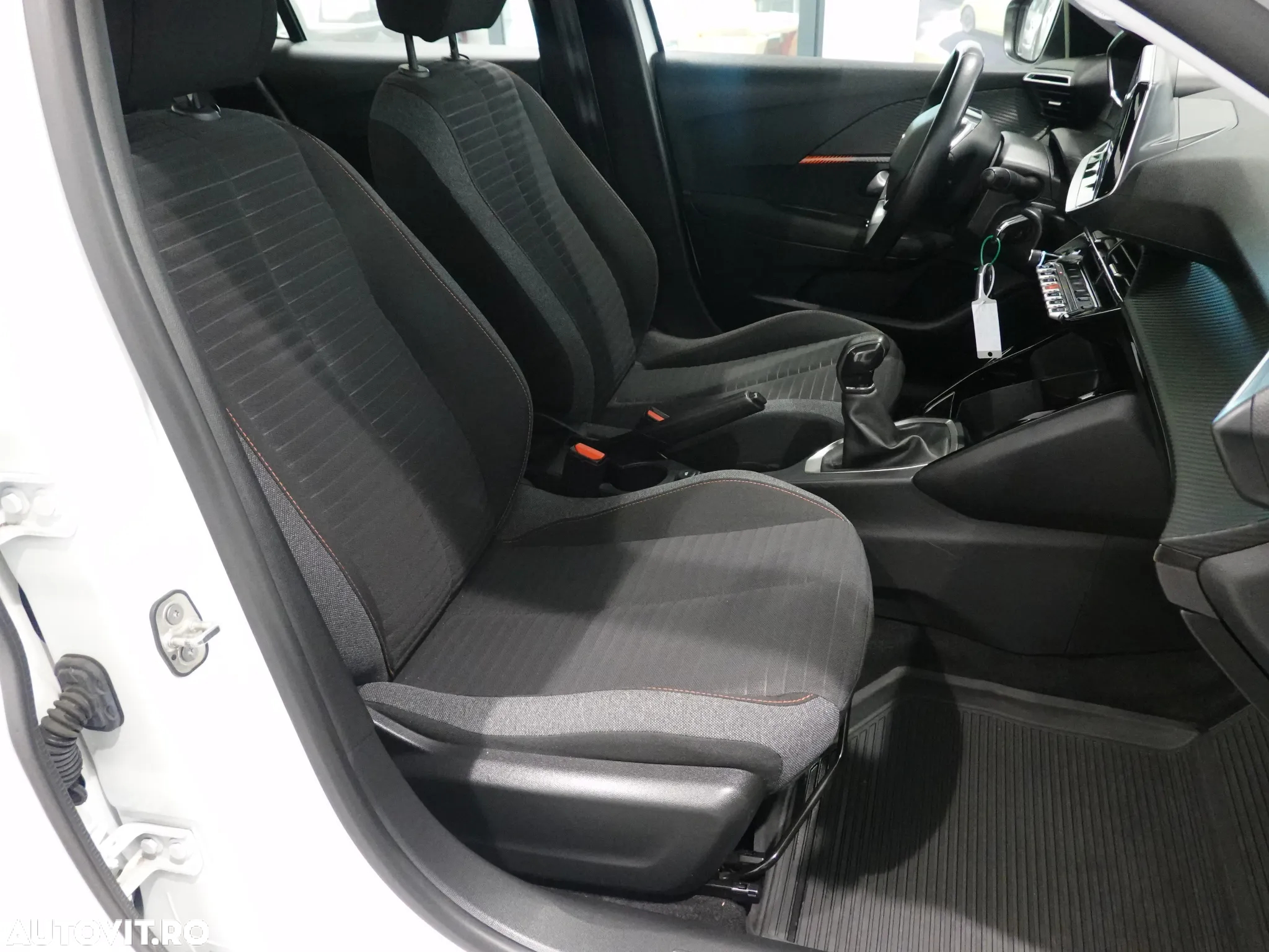 Peugeot 208 - 28