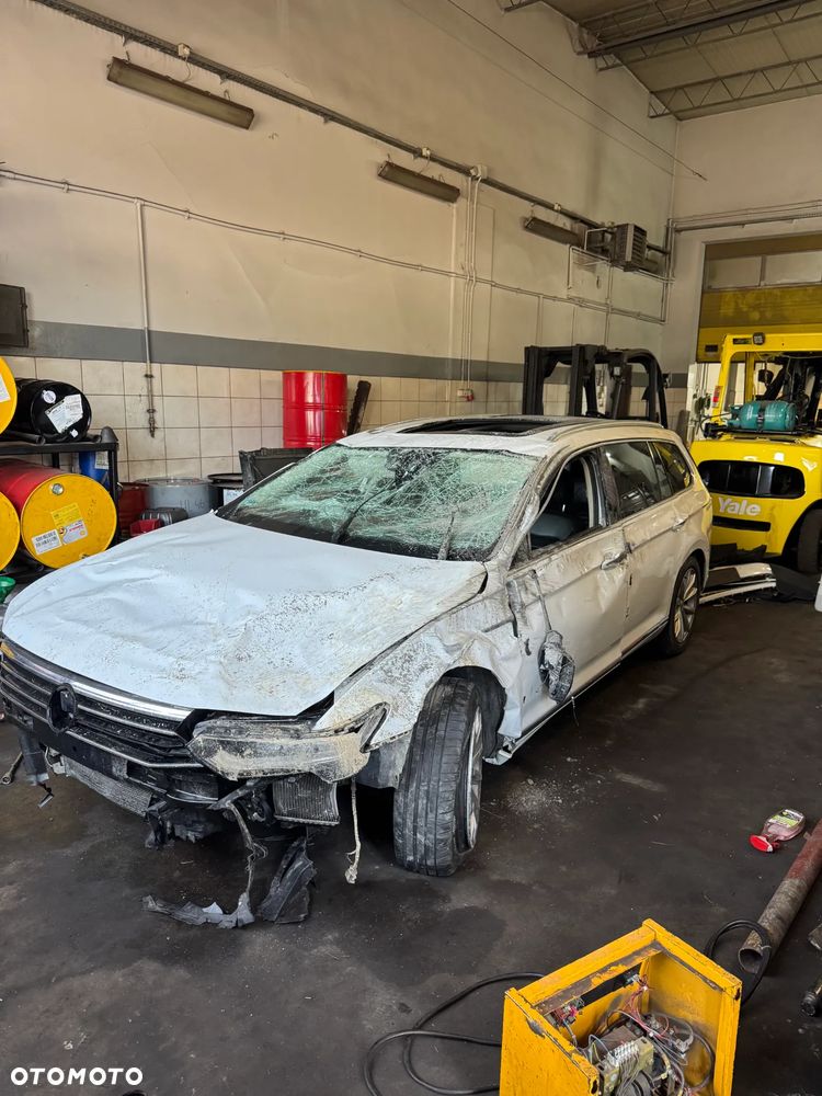 Volkswagen Passat - 1