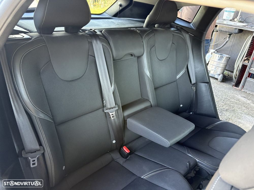 Volvo V40 1.5 T3 Sport Edition Plus Geartronic - 27