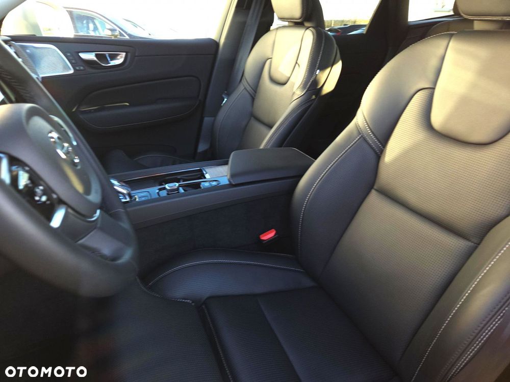 Volvo XC 60 T8 AWD Ultra Bright - 24