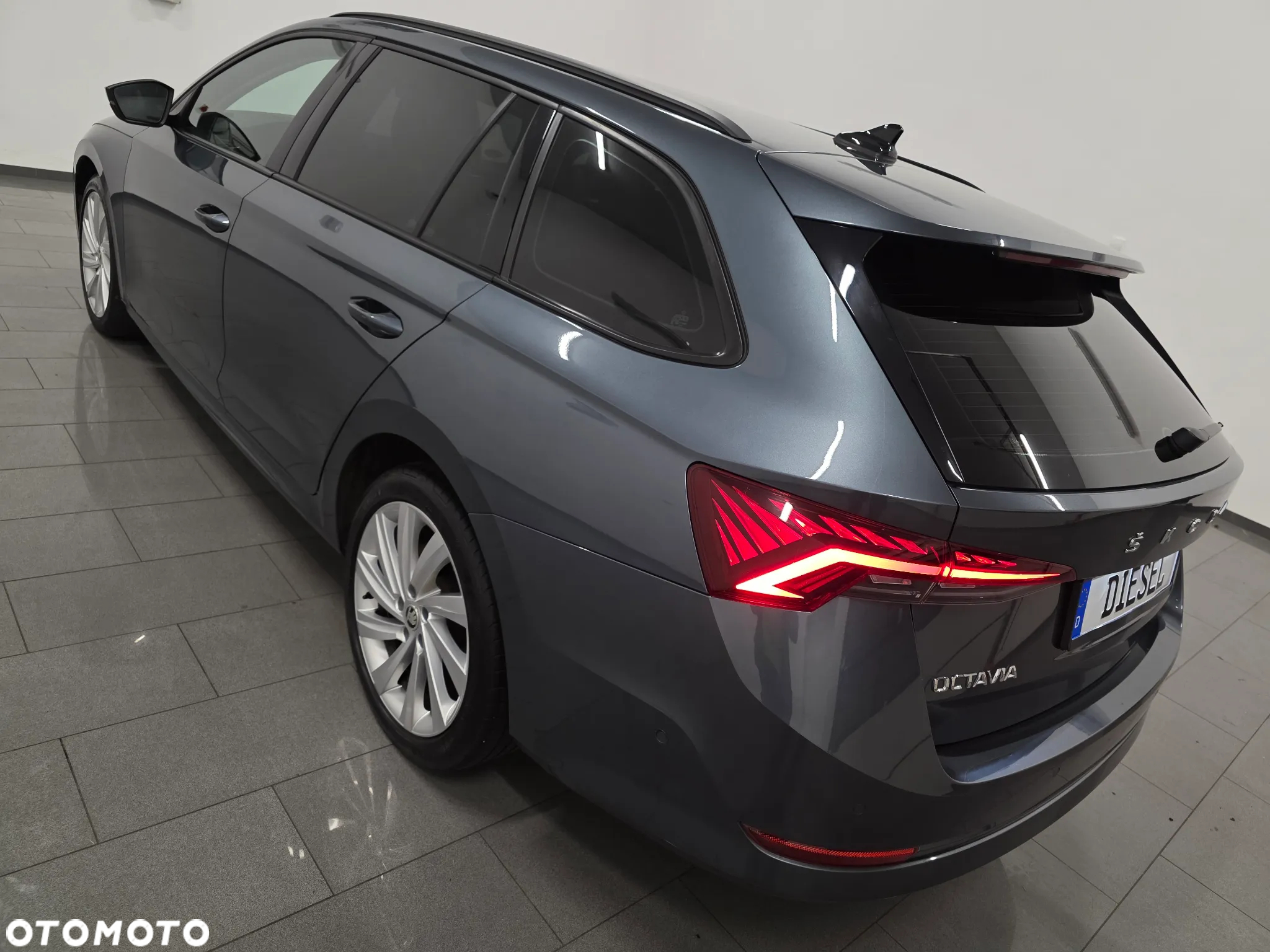 Skoda Octavia Combi 2.0 TDI DSG First Edition - 6