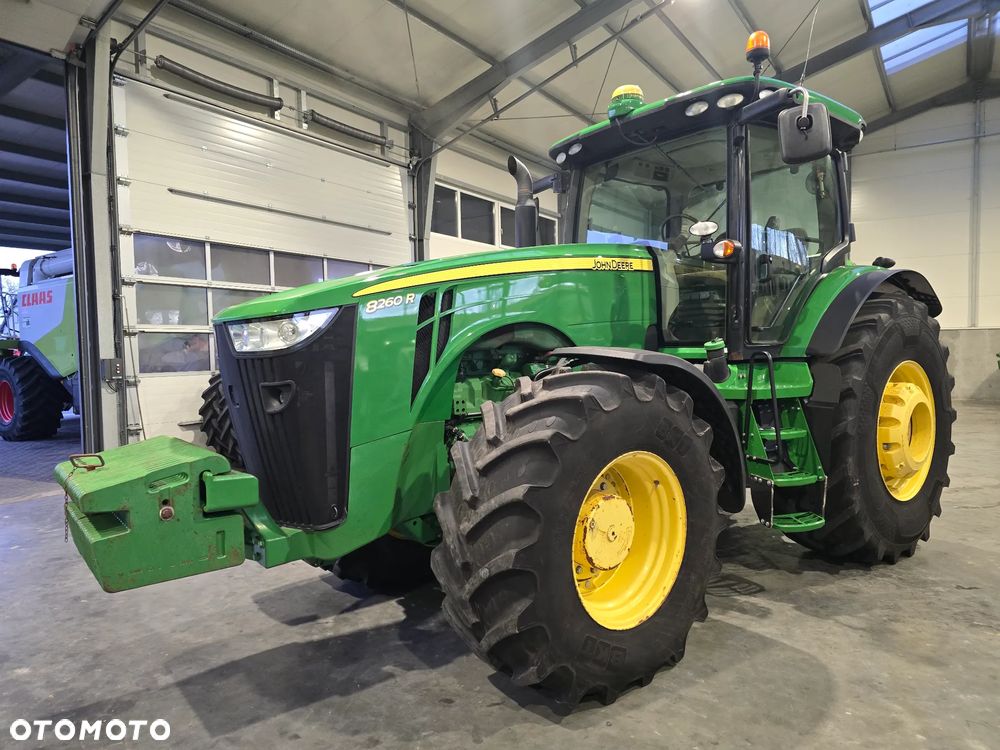 John Deere 8260R