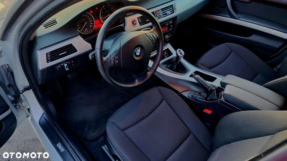 BMW Seria 3 318i - 9