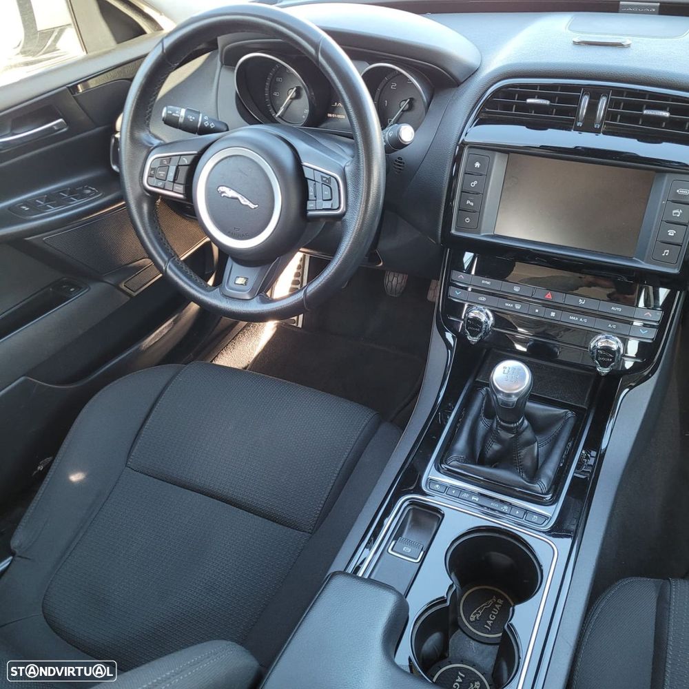 Jaguar XE 2.0 D Pure - 10