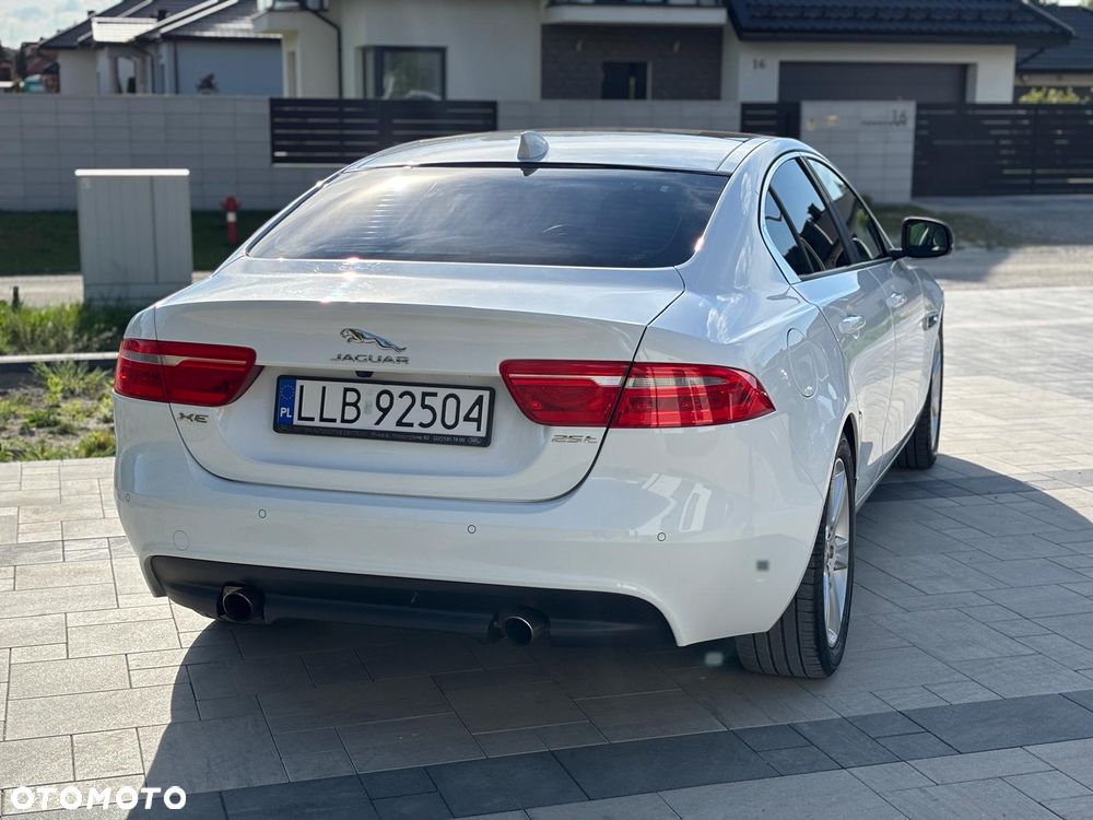 Jaguar XE 25t Prestige - 10