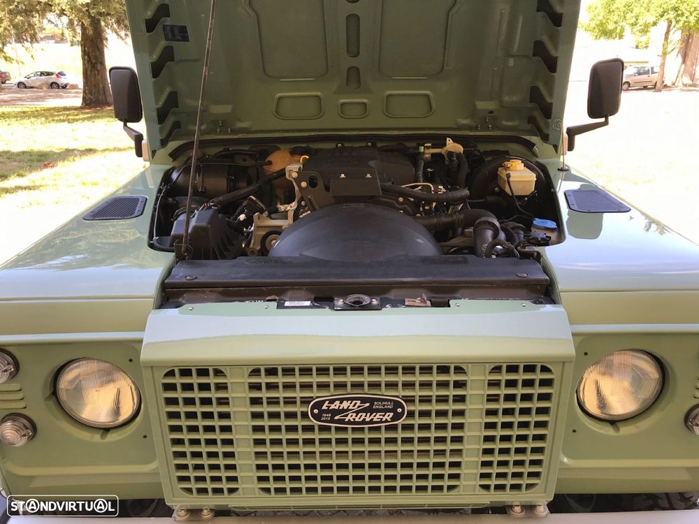 Land Rover Defender - 32